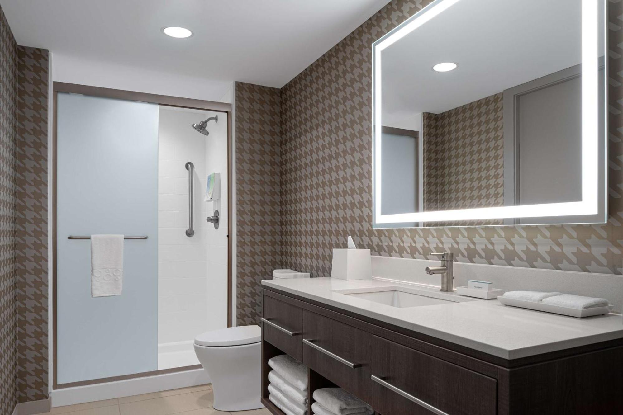 Home2 Suites By Hilton Des Moines At Drake University Exterior photo