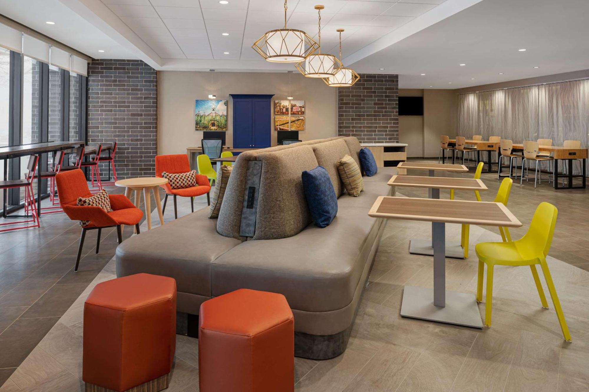 Home2 Suites By Hilton Des Moines At Drake University Exterior photo