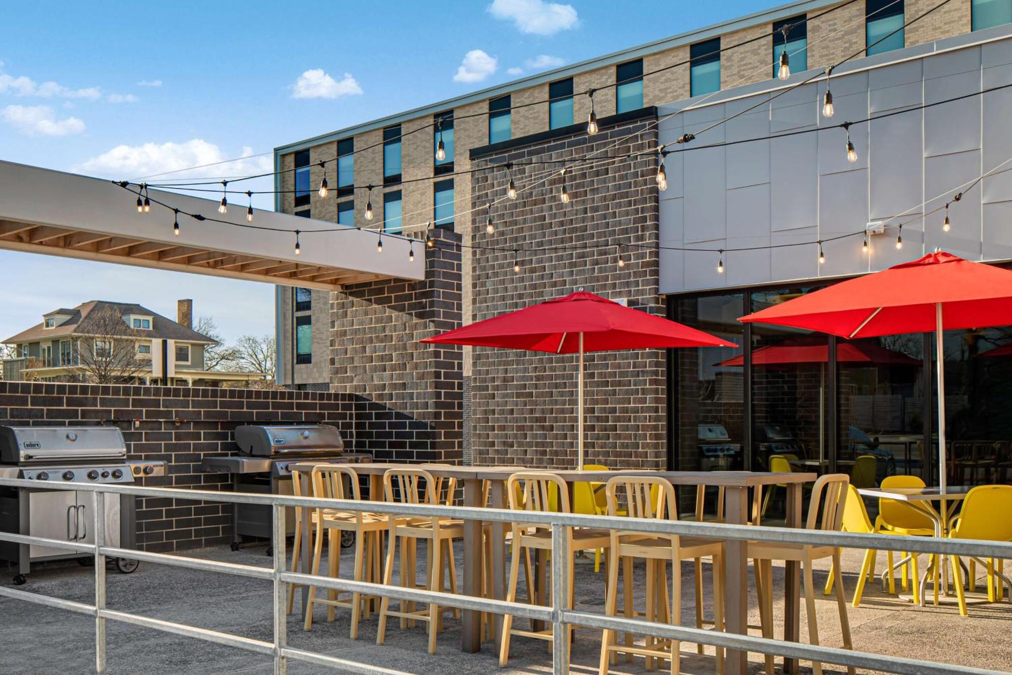 Home2 Suites By Hilton Des Moines At Drake University Exterior photo